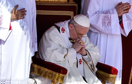 Pope Francis prays during his inauguration mass on March 19, 2013 on St Peter's square at the Vatican. (AFP Photo)